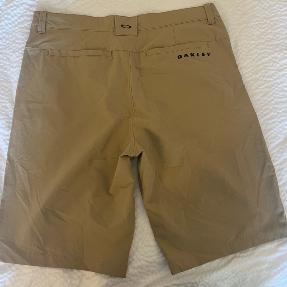 Men’s khaki Oakley golf shorts